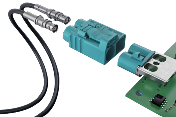 汽车射频线束是指用于传输无线电信号的电线束，通常位于汽车内部。它通常由多根电线组成，包括信号线、电源线和地线等。这些电线通过一定的结构形式将它们组织在一起，以便更好地传输信号和减少干扰。